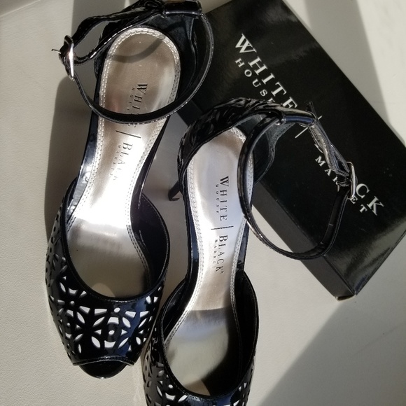 💃WHBM sleek black and white high heel shoes.💃 - Picture 4 of 6